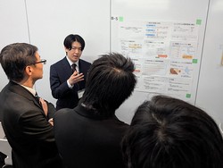 �ʐ^�F�������\��Ŕ��\���s��B4��������